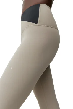 Malla Deportiva De Mujer Cleo Born Living Yoga