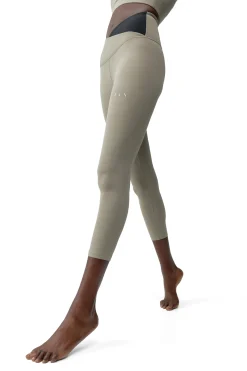 Malla Deportiva De Mujer Cleo Born Living Yoga